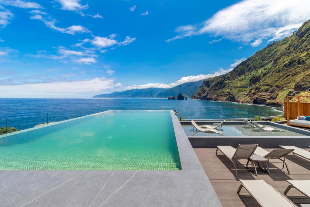 aqua-natura-bay-pool-overlooking-sea-madeira