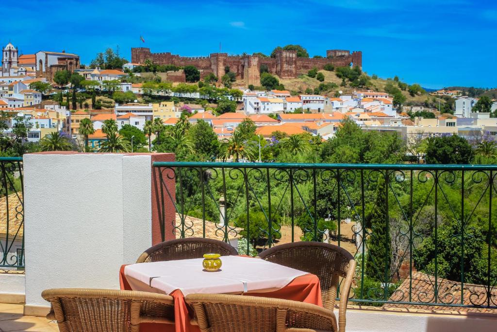 balcony-breakfast-castle-view-hotel-colina-dos-mouros-silves-algarve