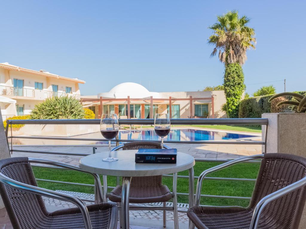 balcony-pool-view-wine-moment-pontalaia-apartamentos-turisticos-sagres-algarve