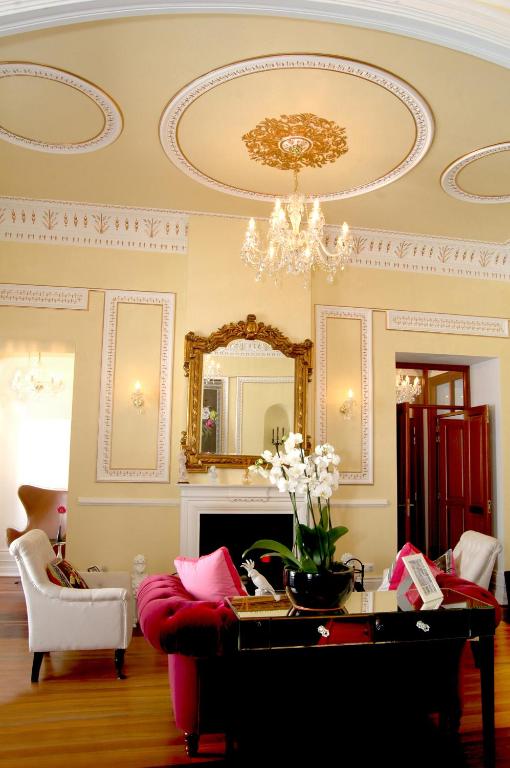 classic-lounge-interior-tavira-house-tavira-algarve