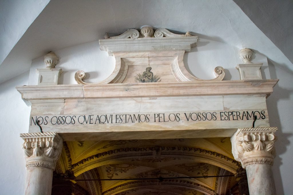 Evora-chapel-of-bones-inscription