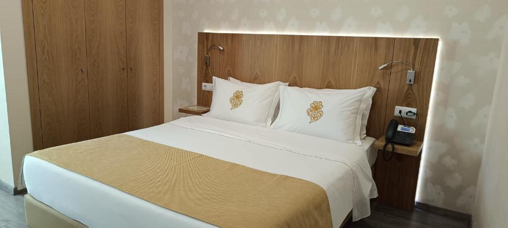 hotel-imperio-do-norte-modern-room-wooden-headboard