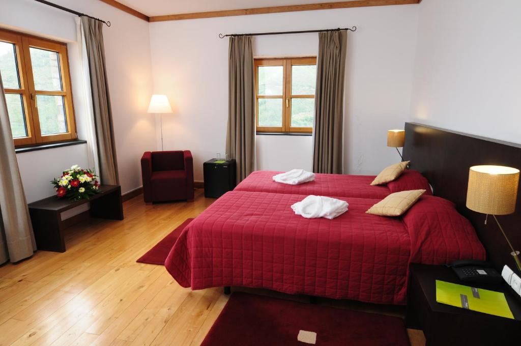 inatel-piodao-modern-room-red-bedspread-piodao-portugal