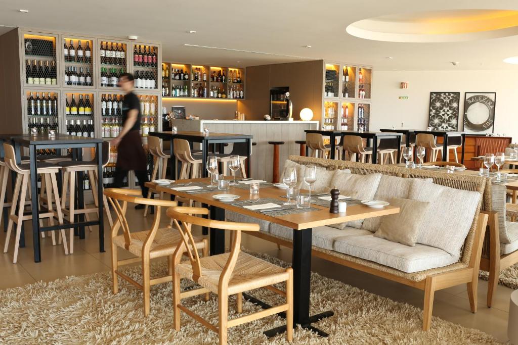 modern-restaurant-interior-memmo-baleeira-hotel-sagres-algarve