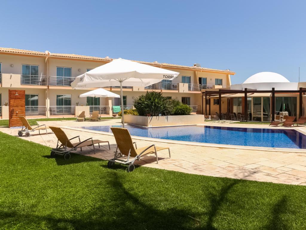 outdoor-pool-garden-area-pontalaia-apartamentos-turisticos-sagres-algarve