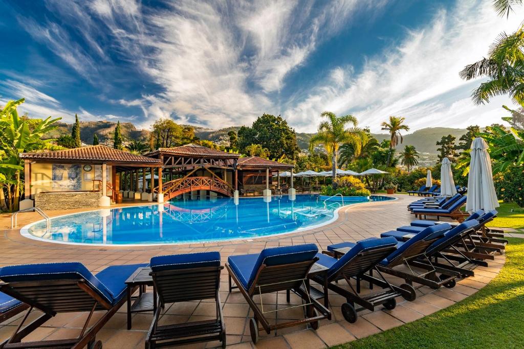 quinta-jardins-do-lago-madeira-poolside-sunbeds-garden