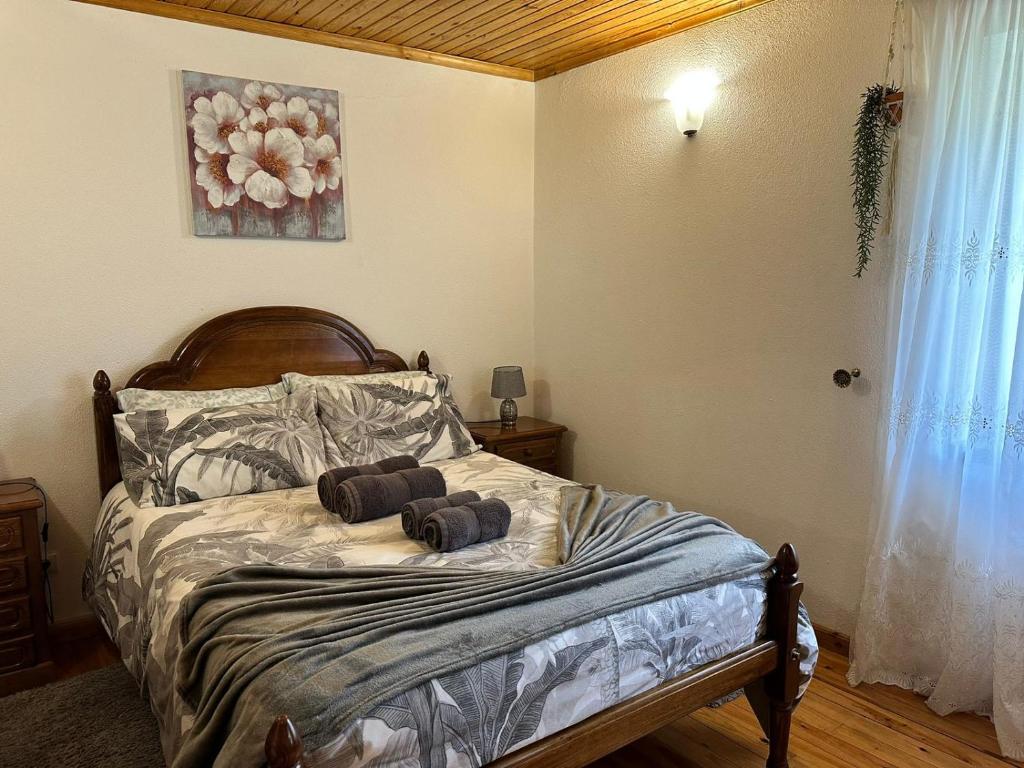 reams-in-xisto-rustic-wooden-bed-floral-pattern-piodao-portugal