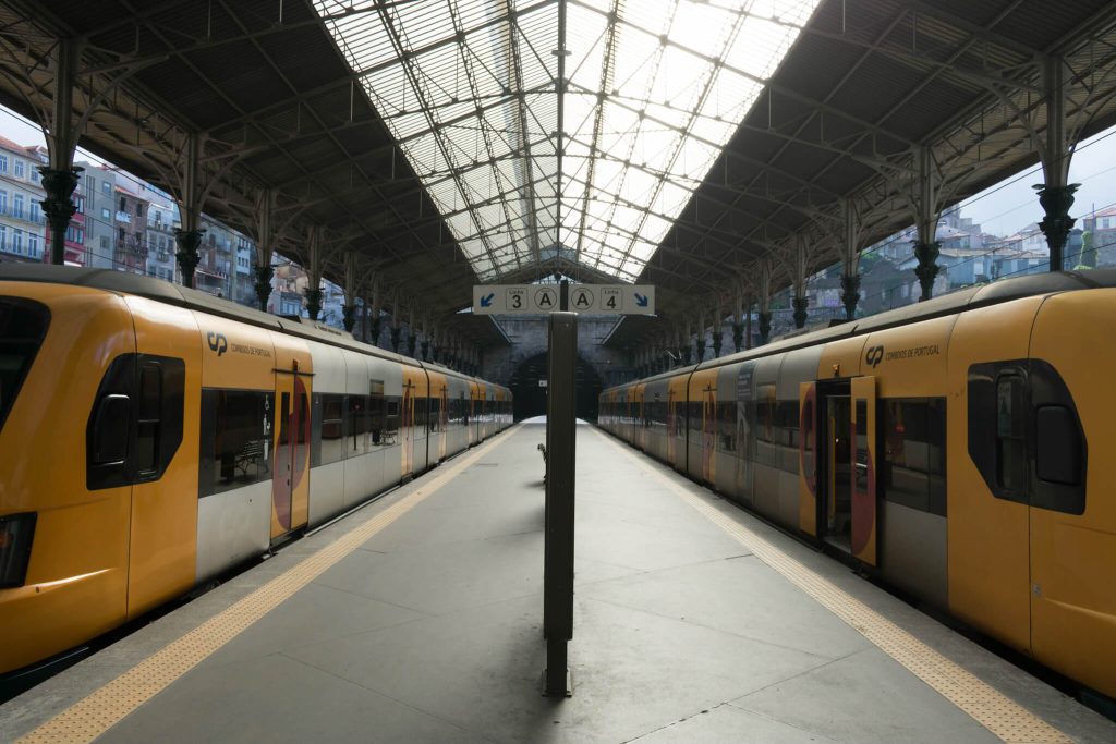 sao-bento-station-porto-yellow-train-arrival