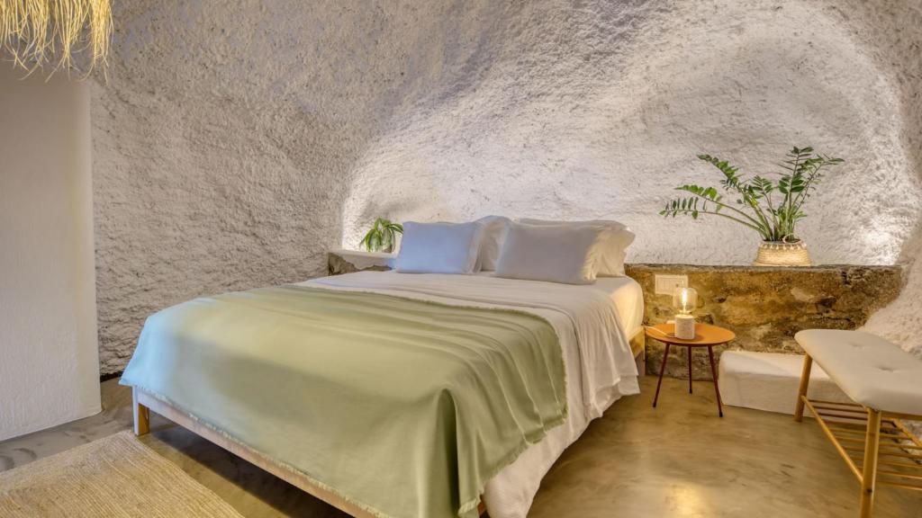 socalco-nature-calheta-cave-style-bedroom-madeira