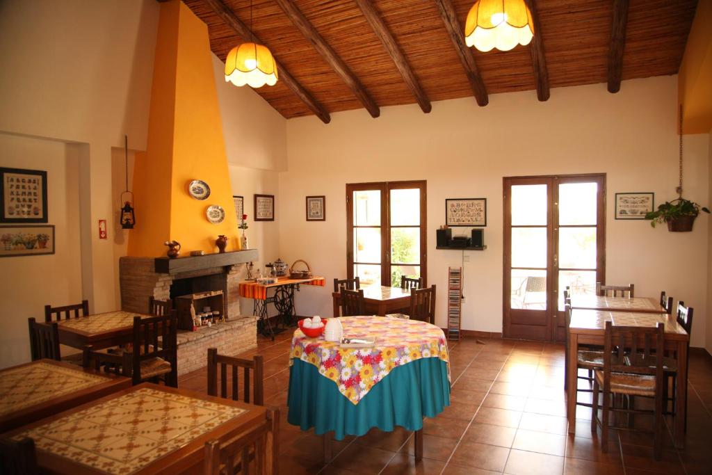traditional-breakfast-room-fireplace-quinta-do-rio-country-inn-silves-algarve