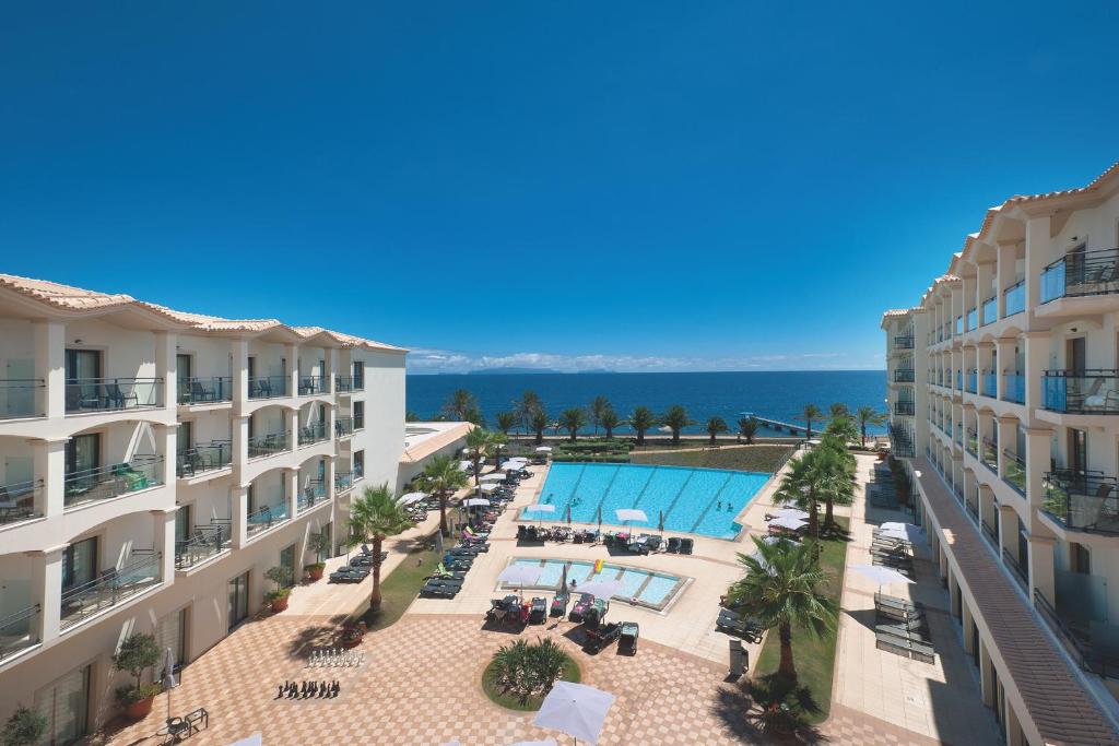 vila-gale-santa-cruz-madeira-oceanfront-pool