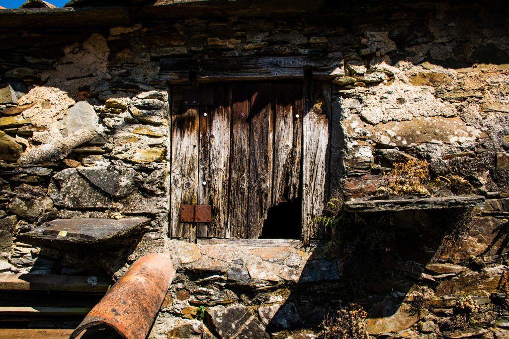 abandoned-schist-house-weathered-door-portugal