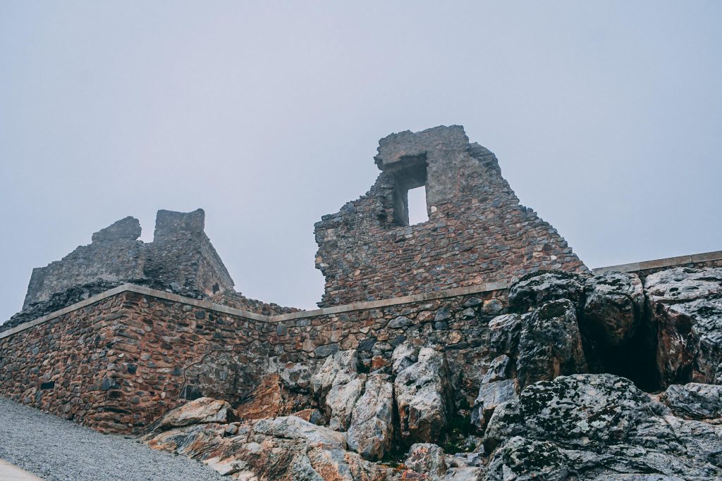 castle-wall-and-rock-formations-castelo-rodrigo-portugal