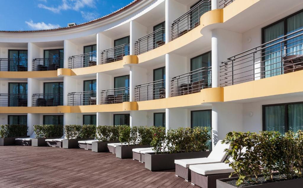 furnas-sao-miguel-azores-terra-nostra-garden-hotel-pool-deck-sunbeds-accommodation