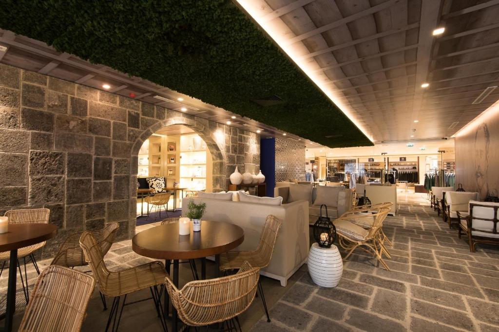 ponta-delgada-sao-miguel-azores-casa-hintze-ribeiro-lounge-stone-arch-culture